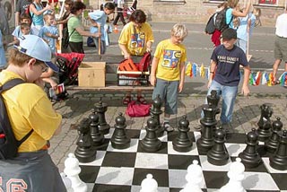 Kinder spielen mit Rasenschachfiguren
